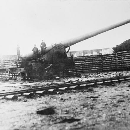 Truppe tedesche in cima a un pesante cannone russo di 25,6 cm a Fort Woi, isola di Moon (Muhu), distrutta prima della sua cattura, nell'ottobre 1917. © IWM (Q 57925)