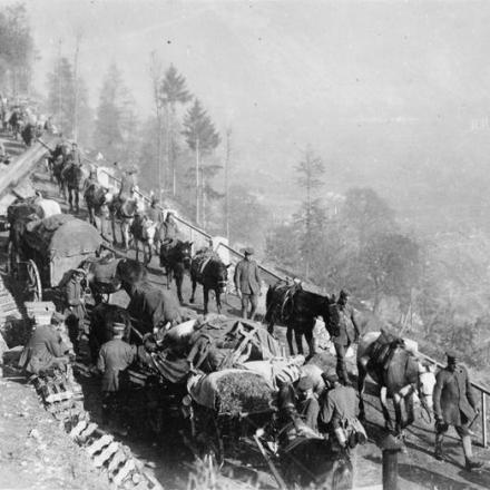 Truppe tedesche e trasporto su una strada di montagna durante l'offensiva sulle Alpi Giulie, ottobre-novembre 1917. © IWM Q 60433