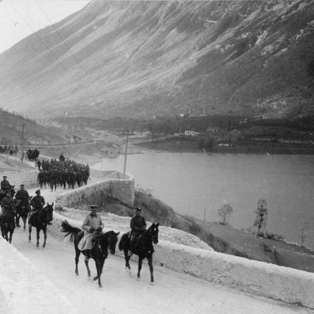 In comandante di un reggimento tedesco dirige la colonna dei suoi uomini lungo una strada nel nord Italia.© IWM (Q 86182)
