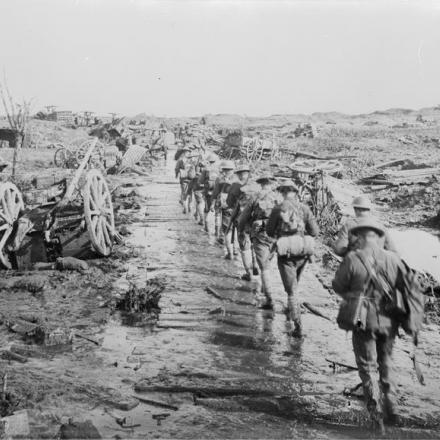 Assalto a Passchendaele: fanteria che marcia lungo una pista fangosa disseminata di detriti a Westhoek. © IWM (E(AUS) 1222)