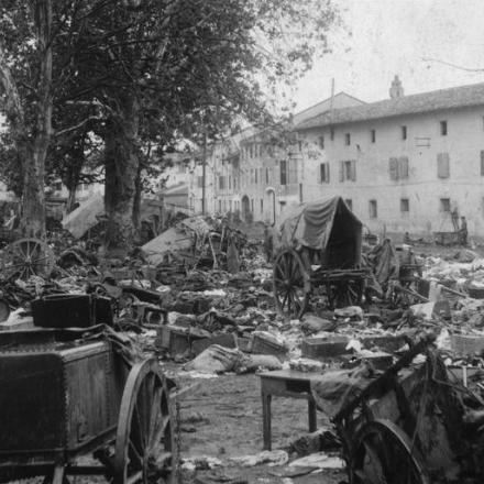 Attrezzature italiane abbandonate all'indomani della fuga italiana da Cividale del Friuli, 27 ottobre 1917. © IWM (Q 85982)