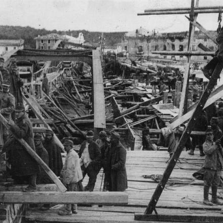 Genieri tedeschi ricostruiscono un ponte sul fiume Isonzo a Gradisca d'Isonzo, distrutto dall'esercito italiano in ritirata.© IWM (Q 86032)