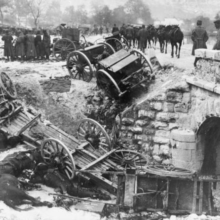 Truppe austro-ungariche passano di fianco a trasporti italiani distrutti e cavalli morti sul ciglio della strada. © IWM (Q 61008)