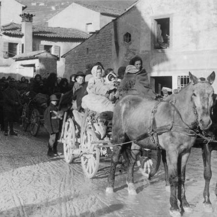 Una colonna di profughi italiani di passaggio a Vittorio © IWM (Q 86124)