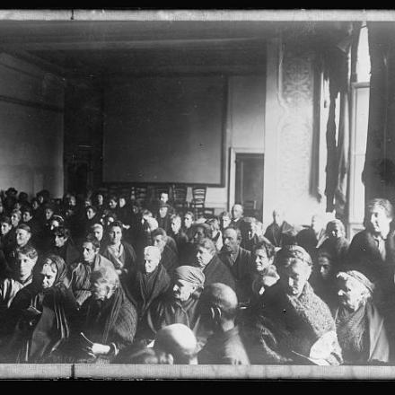 Vittime dell'invasione del Veneto in attesa di vestiti e distribuzione di cibo. © Congress Library pnp_anrc.06946