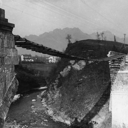Un ponte ferroviario distrutto sul fiume Tagliamento. © IWM Q 86012