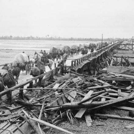 Trasporti che attraversano un ponte sul fiume Tagliamento, il 4 novembre 1917. © IWM (Q 60414)