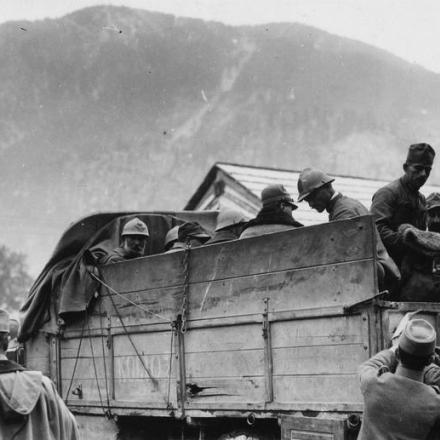 Prigionieri italiani caricati su un camion da guardie austro-ungariche, nel novembre 1917. © IWM (Q 86134)
