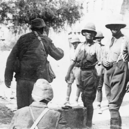 Cattura di Gaza, 7 novembre 1917, truppe britanniche e prigionieri turchi a Gaza. © IWM (Q 12572)