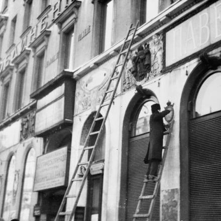 I rivoluzionari rimuovono le rimanenti reliquie del regime imperiale dalla facciata degli edifici ufficiali, Pietrogrado, il 6 novembre 1917. © IWM (Q 69406)
