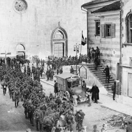 Le truppe austro-ungariche entrano a Vittorio, presa l'8 novembre 1917. © IWM (Q 60453)