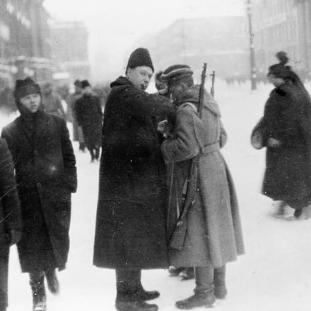 Un soldato perquisisce un civile, alla ricerca di armi da fuoco, subito dopo la presa del potere da parte dei bolscevichi. © IWM Q 69409