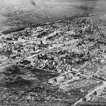 Vista aerea obliqua di Ypres che mostra le rovine della città. © IWM Q 29795