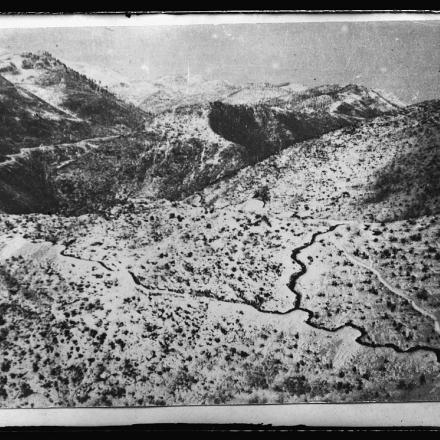 Monte Grappa, il vecchio fronte italiano.  Le linee nere irregolari che attraversano la foto segnano le trincee. © Congress Library pnp_anrc.04890