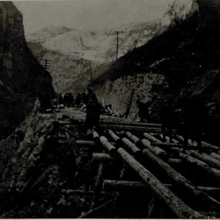 Strada da Primolano verso Cismon nella valle del Brenta. Costruzione di un ponte di emergenza. ©  bildarchivaustria.at_Preview_15635339