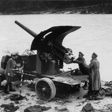 Ufficiali tedeschi che esaminano un cannone antiaereo italiano montato su un autocarro . © IWM Q 85997