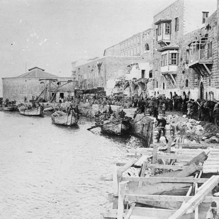 Membri del corpo di lavoro egiziano che scaricano i rifornimenti dalle barche al molo di Jaffa, novembre 1917. © IWM Q 12717