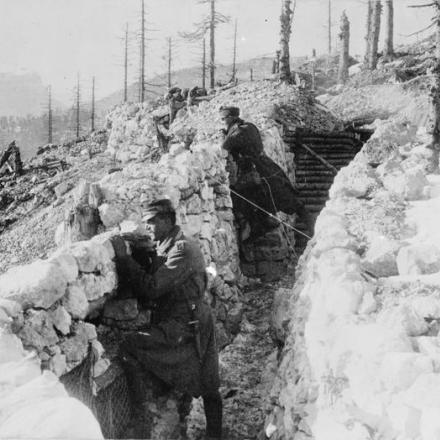 Truppe austro-ungariche che presidiano trincee in montagna, 1917. © IWM Q 60442