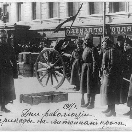 Barricate sulla Liteinyi Prospekt , Pietrogrado © Congress Library pnp_cph.3a30098