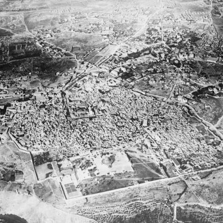 La fotografia aerea di Gerusalemme, la Cupola sulla Rocca può essere vista chiaramente © IWM Q 12669