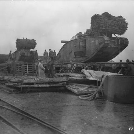 Carri armati britannici Mark IV di tipo female, caricati a bordo di pianali ferroviari  per il trasporto nell'area di Cambrai prima della battaglia. © IWM Q 46932