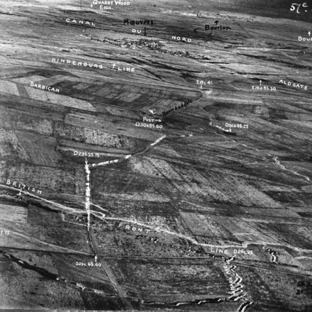 Una fotografia aerea di una parte dell'area di battaglia dal fronte britannico a Bourlon Wood dove l'avanzata britannica è stata interrotta. © IWM Q 47963