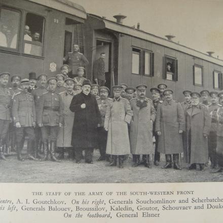 I comandanti russi del fronte sud-occidentale. Il Generale Nikolaj Duchonin è l'ultimo a destra nella prima fila - Unknown author - public domain