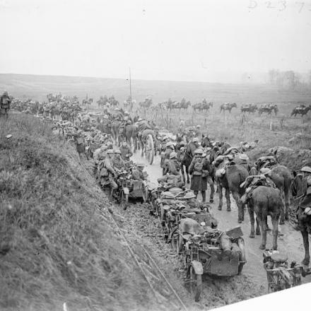 Traffico su una strada vicino a Ribecourt il 22 novembre 1917. © IWM (Q 6311)
