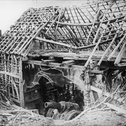 Obice tedesco da 210 mm nella sua postazione in un fienile in rovina, catturato dalla 51ª Divisione a Flesquieres, il 24 novembre 1917. © IWM (Q 6383)