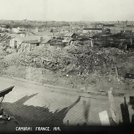 Cambrai dopo la battaglia. Foto scattata nel 1919. Author unknown public domain 