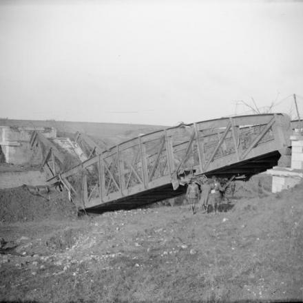 Un ponte sul Canal du Nord vicino a Moeuvres, distrutto dai tedeschi, il 28 novembre 1917. © IWM (Q 6329)