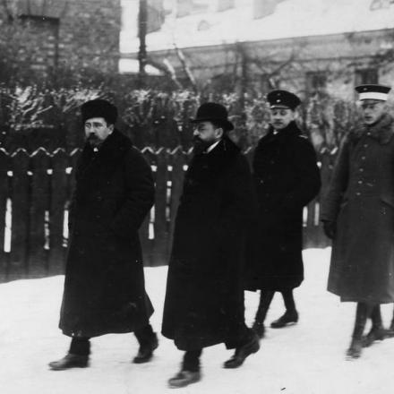 Lev Kamenev e Adolph Joffe, scortati da ufficiali tedeschi, in arrivo per i negoziati di pace a Brest-Litovsk. © IWM Q 86720