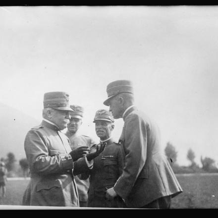Il Generale Guglielmo Pecori Giraldi in colloquio con gli ufficiali di stato maggiore © Congress library pnp_anrc.09072