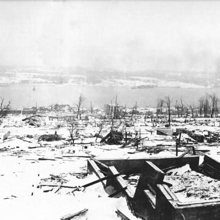 Vista, verso il  porto di Dartmouth, del quartiere  di Richmond ad Halifax, Nuova Scozia, devastato dall'esplosione. Il piroscafo Imo può essere visto incagliato sul lato opposto del porto ©  Nova Scotia Archives and Records Management - DNDHfxExplosion-2.jpg.