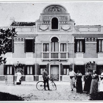 Il Terraglio, la strada tra Mestre e Treviso. Villa Frisotti nei primi del '900 © Famiglia Frisotti CC BY 2.5 via Wikimedia Commons