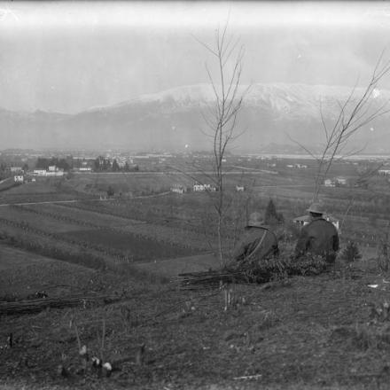 Soldati francese e britannico che guardano verso le città di Cornuda e Vidor dal Montello. © IWM Q 26576