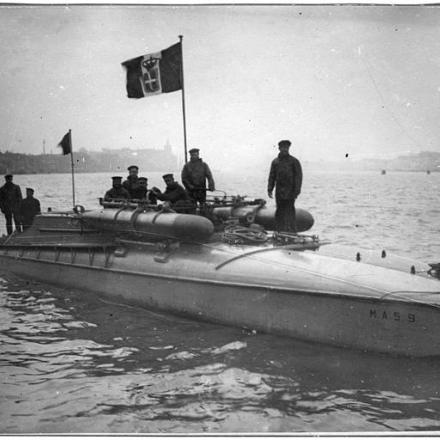 Il MAS n° 9 di Luigi Rizzo al rientro a Venezia dopo aver forzato il Porto di Trieste affondando la SMS Wien. - Author unknown, public domain