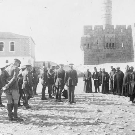 Entrata ufficiale a Gerusalemme, 11 dicembre 1917. Il generale Allenby riceve i notabili della città e i capi delle comunità religiose in Piazza Barrack. © IWM Q 12619