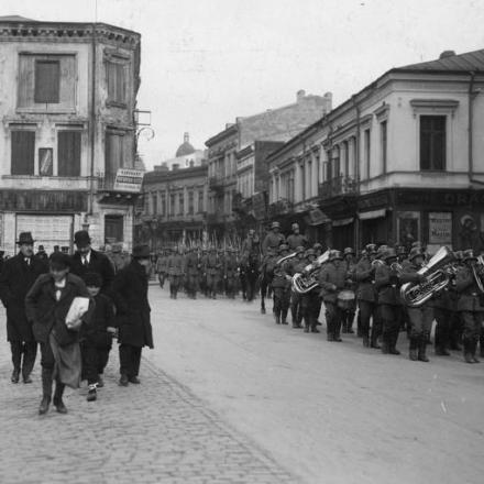 Una parata dell'esercito tedesco a Bucarest dopo la pace con la Romania. © IWM Q 87103