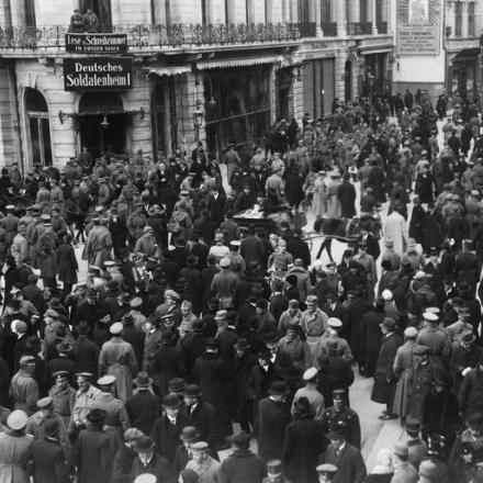 Folle di civili e soldati tedeschi nelle strade di Bucarest dopo la pace con la Romania, il 9 dicembre 1917. Sullo sfondo un ostello dell'esercito tedesco - "Deutsches Soldatenheim I". © IWM Q 87113