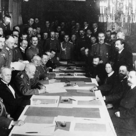 I diplomatici degli Imperi centrali e della Russia al momento della firma il 15 dicembre. A sinistra, i rappresentanti degli Imperi centrali: Hakki Pascha (Impero Ottomano), von Merey (Austria-Ungheria), Leopoldo di Baviera ed il generale Hoffmann (Germania), Oberst Gawtschew (Bulgaria). Alla destra del tavolo, la delegazione sovietica: Lev Kamenev, Joffe, Bizenko, l'ammiraglio Altfater.©  Bundesarchiv, Bild 183-R92623 / CC-BY-SA 3.0