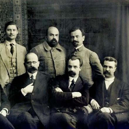 Il primo Segretariato Generale della Rada Centrale (1917). Seduti, da sinistra: Steshenko, Baranovsky, Vynnychenko, Yefremov, Petliura. In piedi: Khrystiuk, Stasiuk, Martos. © encyclopediaofukraine.com  Author unknown