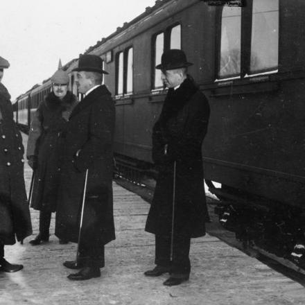 Il conte Ottokar Czernin, ministro degli Esteri austro-ungarico (a sinistra), e Richard von Kühlmann, ministro degli Esteri tedesco (al centro), alla stazione ferroviaria di Brest-Litovsk, dicembre 1917 © IWM Q 79586