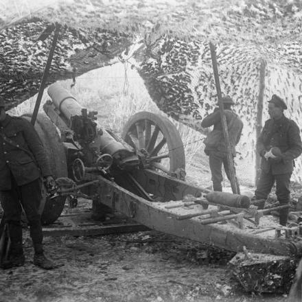 Artiglieri della Royal Garrison Artillery con un obice da 6 pollici e 26 cwt sul fronte di Cambrai, 21 dicembre 1917. Notare la rete mimetica coperta di neve. © IWM (Q 10595)