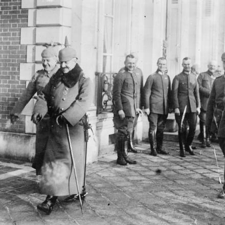 Il Kaiser Guglielmo II di umore gioviale durante la sua visita al fronte occidentale, probabilmente vicino a Cambrai, dicembre 1917 © IWM Q 52762
