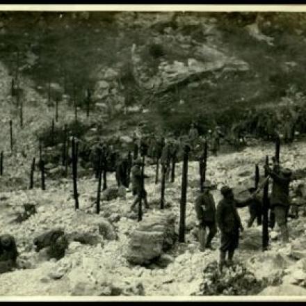 Costruzione di reticolati in una posizione di sbarramento in Val Frenzela. © MCRR Fp 1 289 Reparto fotocinematografico dell'Esercito CC BY-NC 4.0