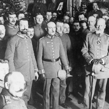 Il principe Leopoldo di Baviera (a destra), comandante in capo dell'esercito tedesco sul fronte orientale, con i suoi ufficiali a una festa di Natale. © IWM (Q 52229)