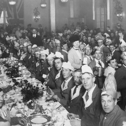 Festa del tè di Natale della Croce Rossa americana per i soldati americani e inglesi convalescenti al Savoy Hotel di Londra, il 25 dicembre 1917. La maggior parte dei feriti indossa la divisa blu dell'ospedale. © IWM (Q 54275)