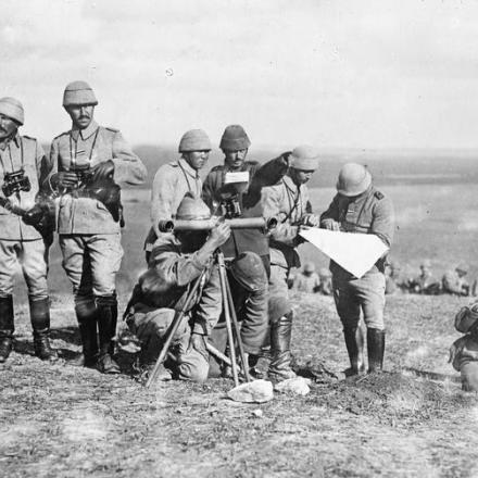 Ufficiali turchi in un quartier generale di battaglia. Notare un telemetro in uso e una postazione telefonica da campo sulla destra. © IWM Q 47611
