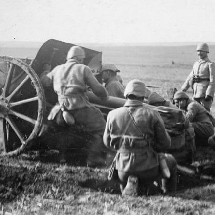 Una batteria turca di cannoni d'artiglieria da campo da 77 mm © IWM Q 81563